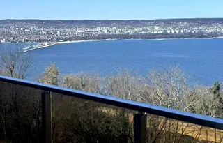Просторен 4-стаен апартамент с панорамна гледка в м-т Зеленика, Варна