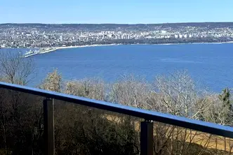 Просторен 4-стаен апартамент с панорамна гледка в м-т Зеленика, Варна