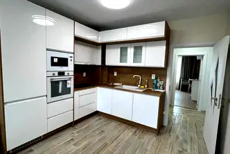 Тристаен апартамент във Варна, Младост 1
