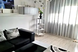 Тристаен апартамент в Младост 2, Варна с тераса