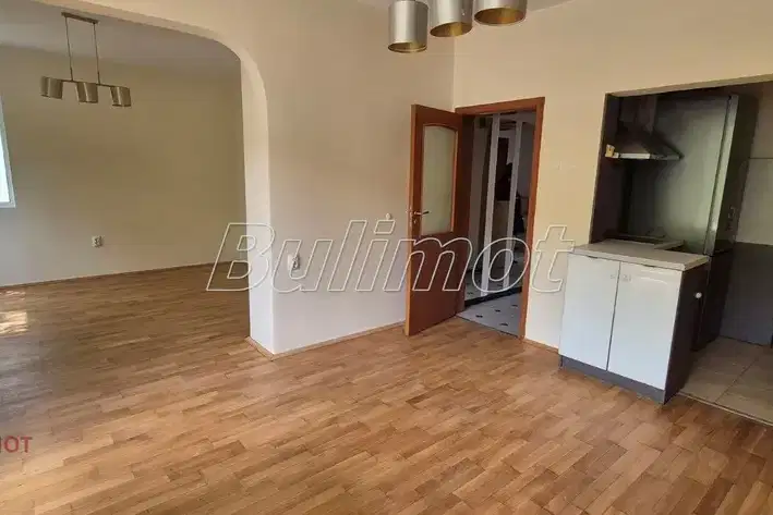 3-стаен апартамент с две тераси в район Окръжна болница, Варна