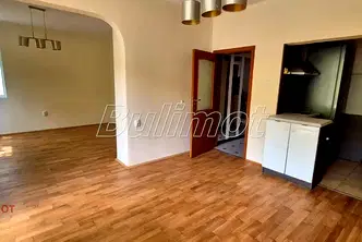 3-стаен апартамент с две тераси в район Окръжна болница, Варна