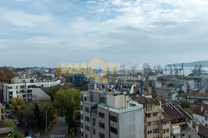 Тристаен апартамент във Варна, Операта