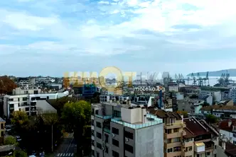 Тристаен апартамент във Варна, Операта