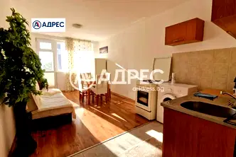 Двустаен апартамент във Варна, Погреби