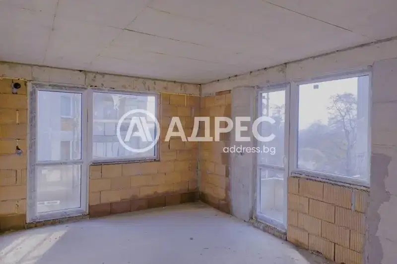Двустаен апартамент във Варна, Погреби