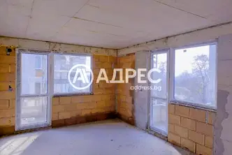 Двустаен апартамент във Варна, Погреби