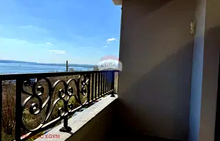 Тристаен апартамент с панорамна гледка в Погреби, Варна