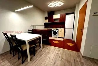 Тристаен апартамент с две тераси в центъра на Варна