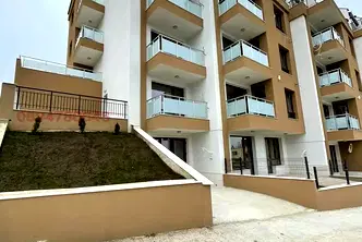 Двустаен апартамент с двор в Виница, Варна
