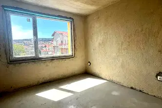 Тристаен апартамент с тераса във Виница, Варна