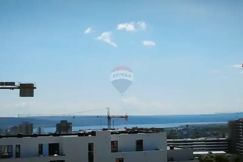 Тристаен апартамент с панорамна гледка във Възраждане 1, Варна