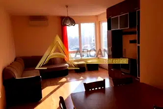 Тристаен апартамент в Възраждане 1, Варна на втори етаж