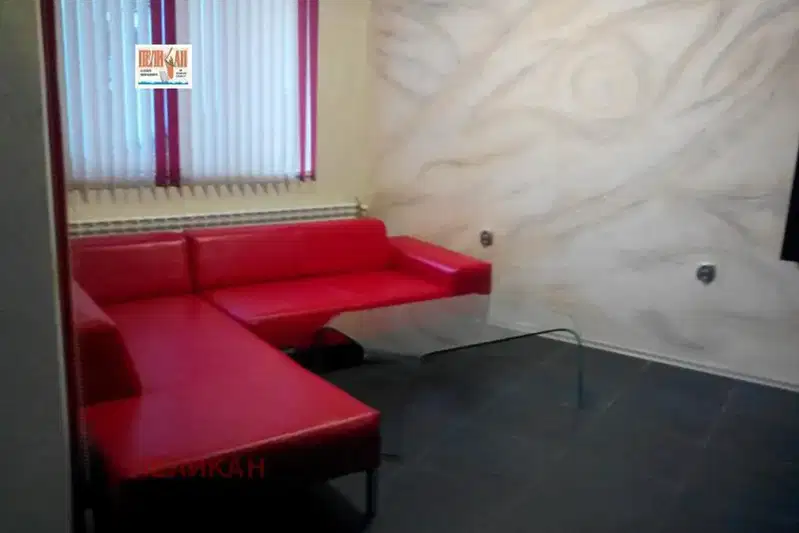 Тристаен апартамент във Велико Търново, Център