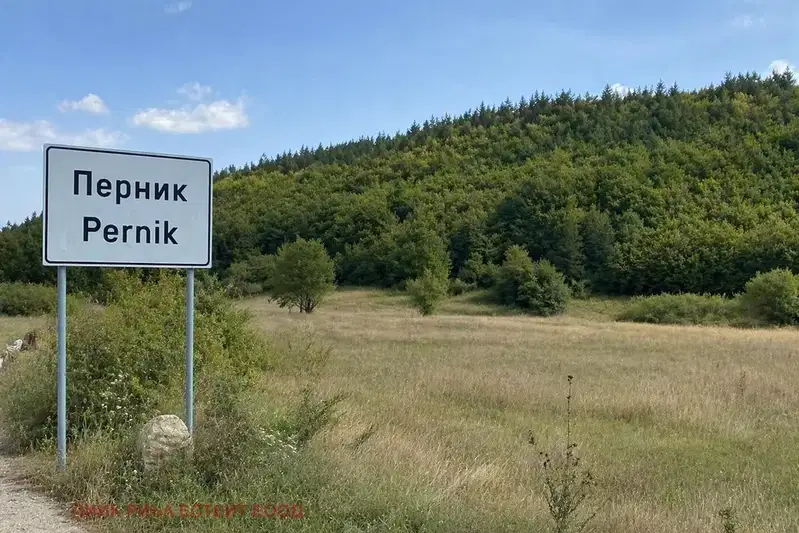 Plot in Pernik, Teva