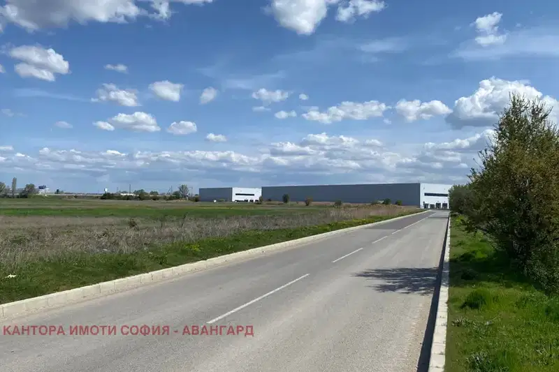 Парцел в София, Враждебна