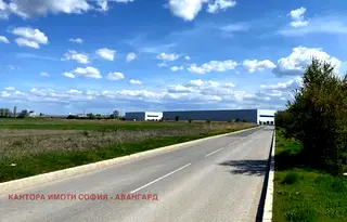 Парцел в София, Враждебна