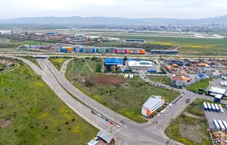 Парцел в София, Враждебна