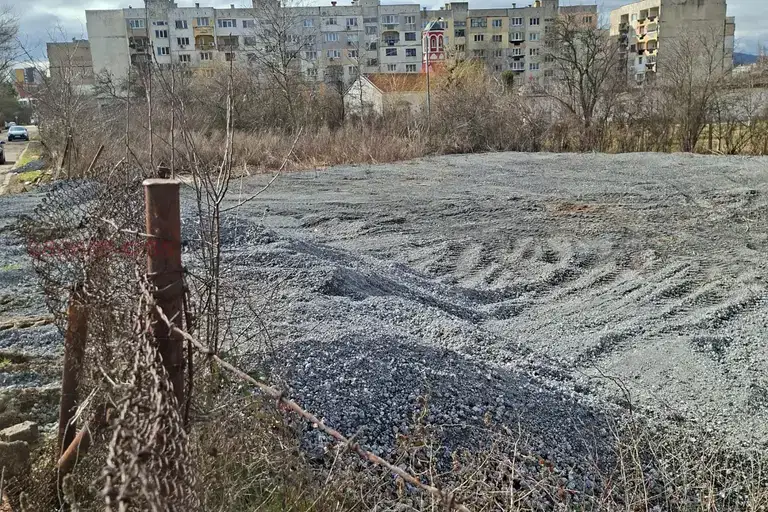 Бизнес имот в Перник, Изток