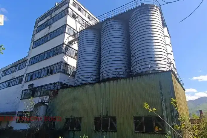 Промишлена сграда в София, Правец