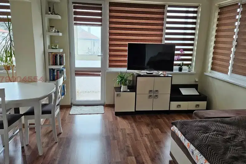 Етаж от къща във Варна, Аксаково