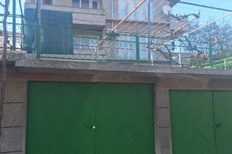 Самостоятелен етаж от къща с три тераси в Провадия