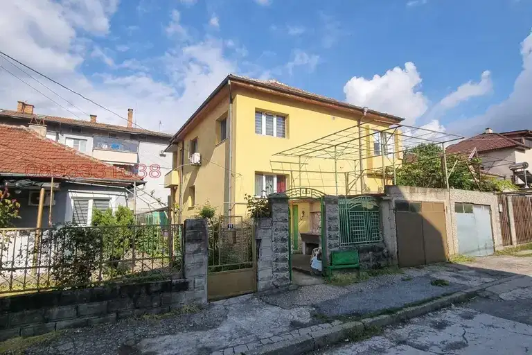 Етаж от къща в Русе, Родина 2