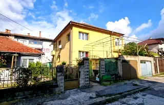 Етаж от къща в Русе, Родина 2