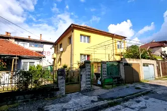 Етаж от къща в Русе, Родина 2