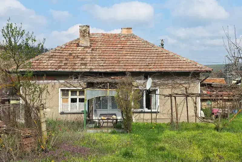 Къща с 3 стаи в с. Побит камък, област Разград, с голям двор
