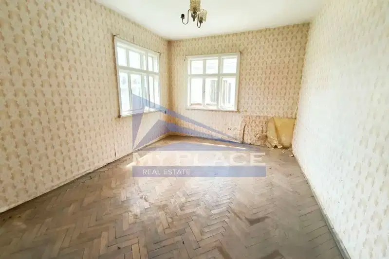 Floor of House in Shumen, Voenno Uchilishte