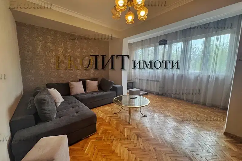 Етаж от къща в София, Изток
