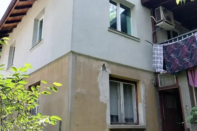 Етаж от къща в София, Красна поляна 1