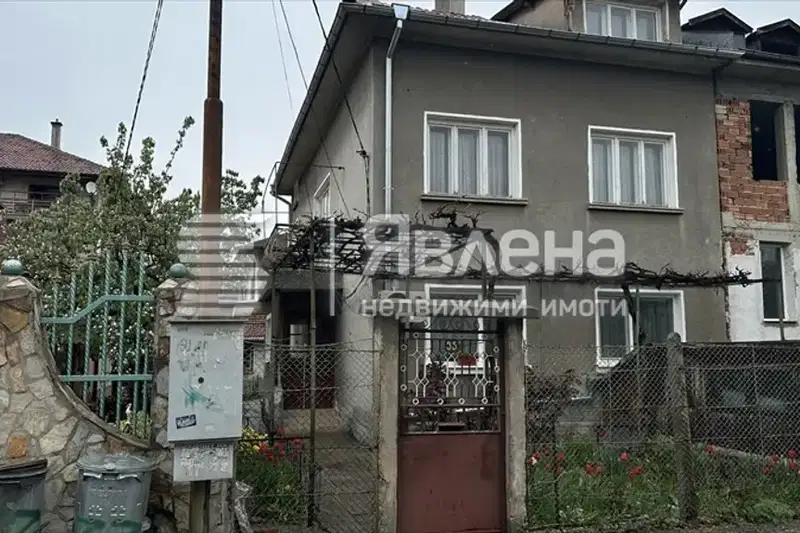 Етаж от къща в София, Левски