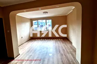 Етаж от къща в София, Левски