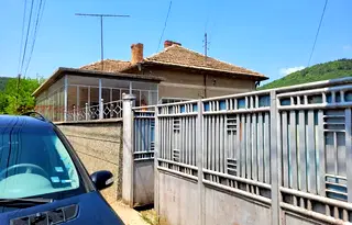 Къща в Плевен, Червен бряг