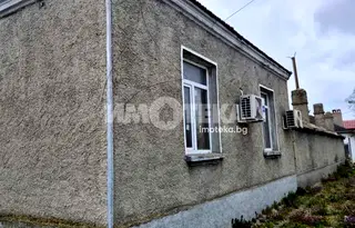 Къща във Варна, Девня