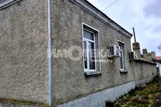 Къща във Варна, Девня