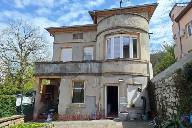House in Gabrovo, Centyr