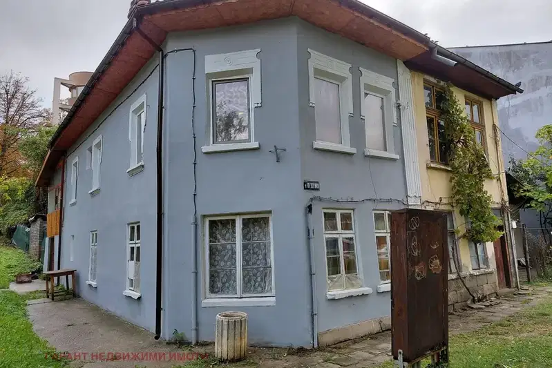 House in Gabrovo, Centyr