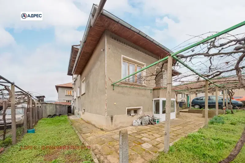 House in Lovech, Mladost