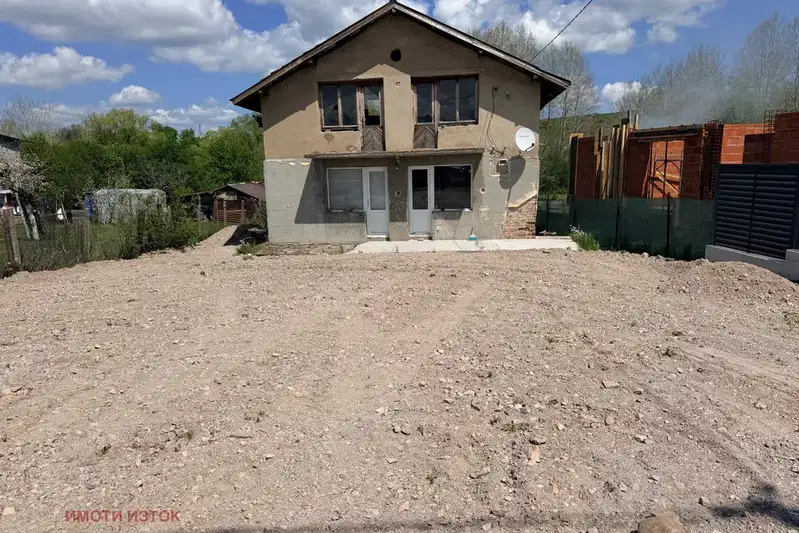 Къща в Перник, Църква