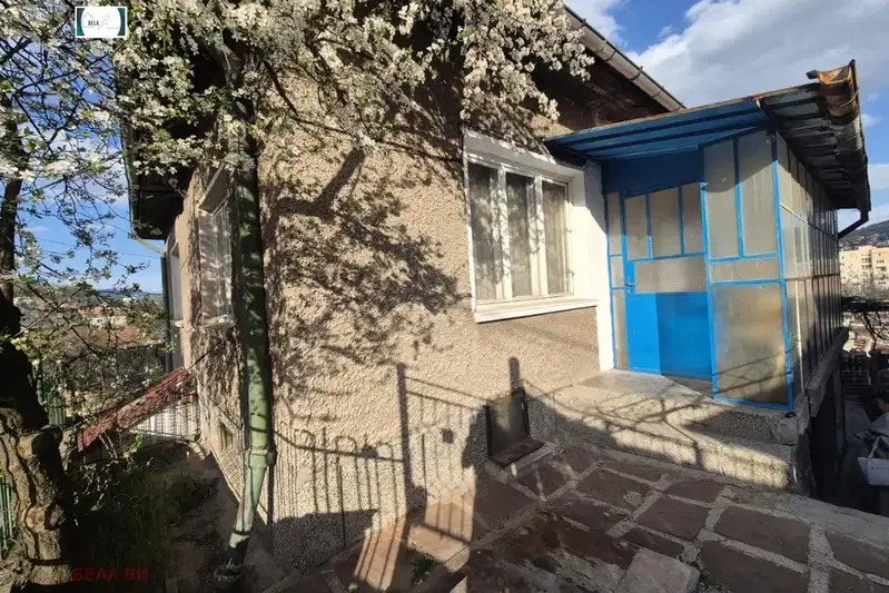 Къща в Перник, Варош