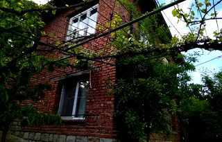 Къща в Перник, Варош