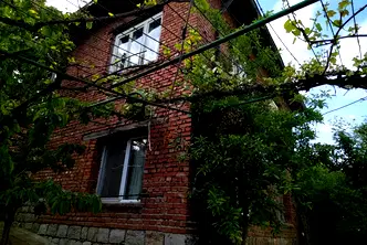 Къща в Перник, Варош