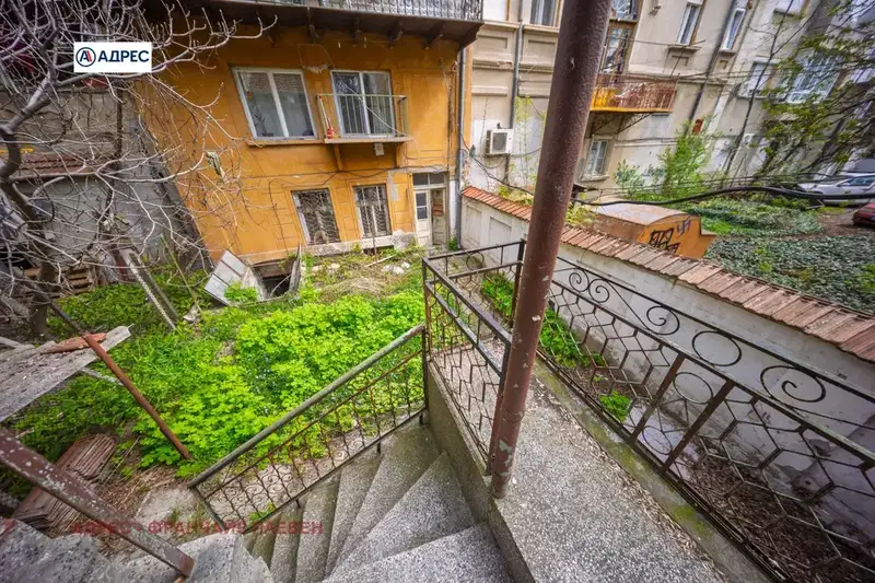 House in Pleven, Idealen Centyr