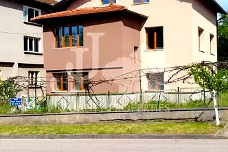 Къща в София, Правец