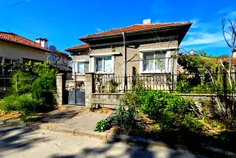 Къща в Раз, Варош