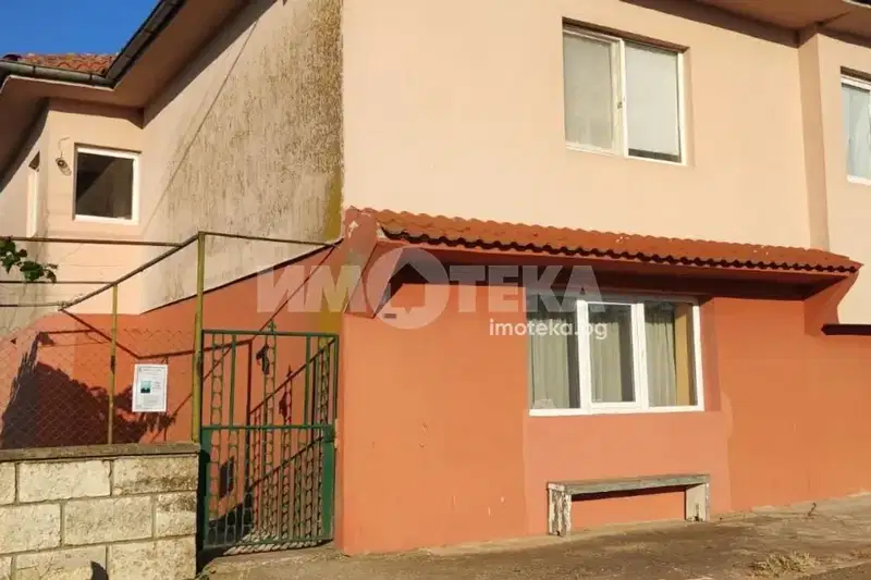 House in Oblast Dobrich, Bojurec