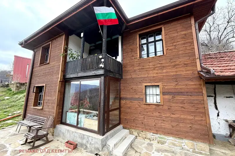 Къща с 2 спални и тераса в с. Бояновци, обл. Велико Търново